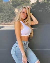 How tall is Amanda Lee?